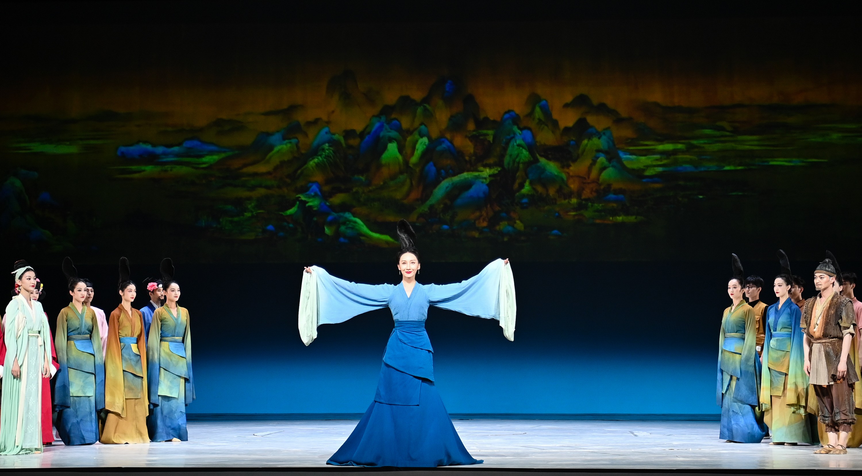 2023年7月20日，中國東方演藝集團演員在烏魯木齊文化中心大劇院表演舞蹈詩劇《只此青綠》。新華社記者 李響 攝